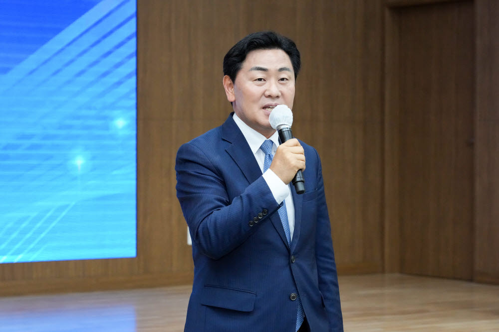 김관영 전북도지사 당선인이 29일 전주상공회의소 대강당에서 열린 전라북도지사직 인수위원회 중간보고회에서 인사말을 하고 있다.