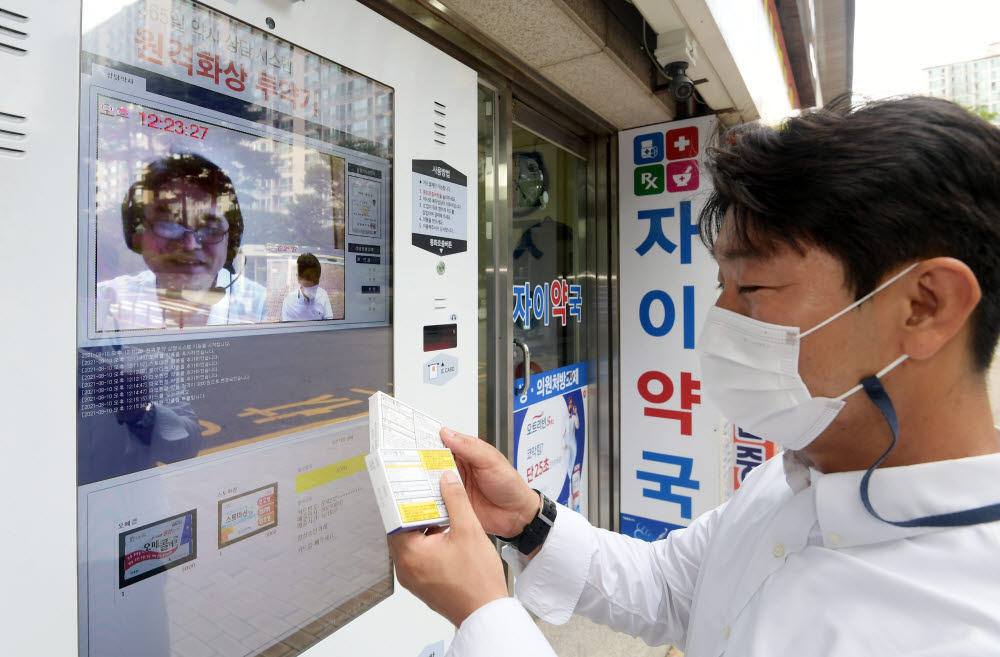 2021년 경기도 용인시의 한 약국에 설치된 쓰리알코리아 원격화상 투약기로 소비자가 약사의 상담을 받으며 의약품을 구매하고 있다. 당시 쓰리알코리아는 정부 규제샌드박스가 지연되자 독자적으로 화상투약기 임시 운영을 시도했다. 용인(경기)=이동근기자 foto@etnews.com