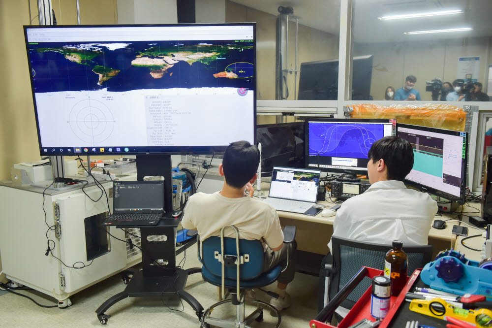 조선대 연구팀과 구성원들이 조선대 지상수신국에서 큐브위성 비콘신호를 기다리고 있다.