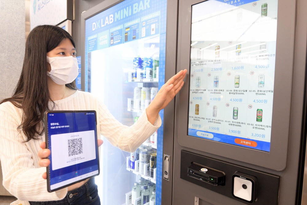 30일 서울 강남구 GS25 DX LAB(디지털 경험 연구소)점에서 고객이 모바일 성인인증으로 구매할 수 있는 무인 주류판매기를 체험하고 있다.