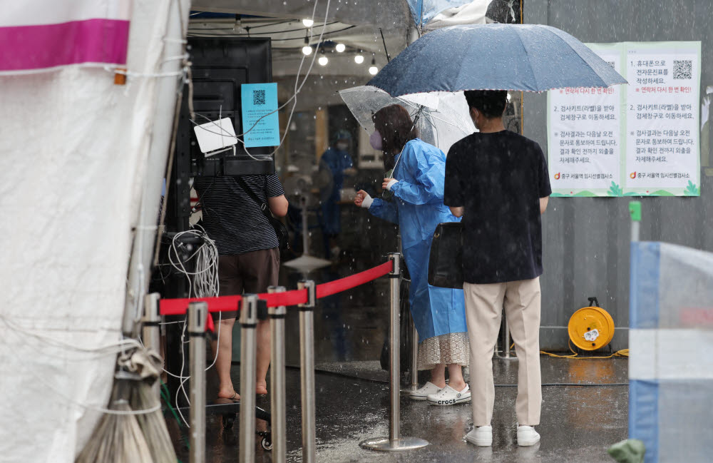 30일 오전 서울역 광장에 마련된 코로나19 임시 선별검사소에서 의료진이 안내하고 있다. 연합뉴스