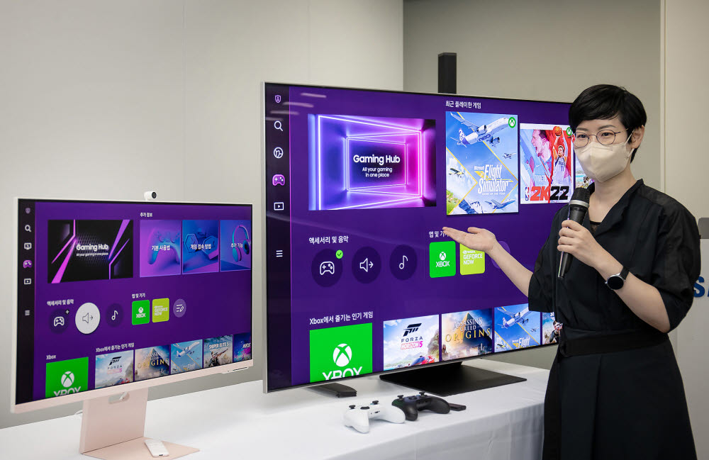 안희영 삼성전자 영상디스플레이사업부 프로가 2022년형 삼성 TV와 스마트 모니터를 통해 정식 출시한 스트리밍 게임 플랫폼 연동 서비스인 게이밍 허브를 소개하고 있다.