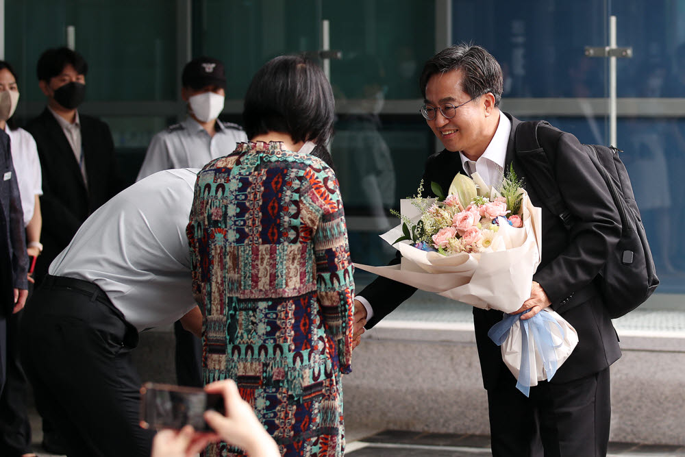 1일 경기도청에 첫 출근한 김동연 경기지사가 직원들로부터 꽃다발을 받고 인사를 하고 있다.