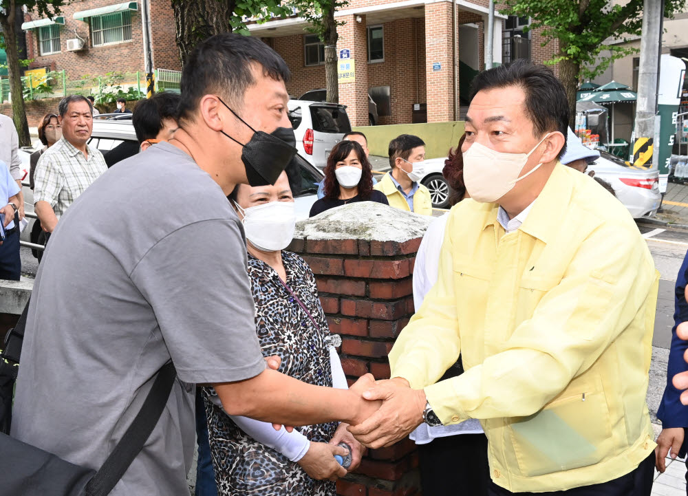 이재준 수원시장이 1일 고등동을 찾아 호우피해 주민들을 만나고 있다.