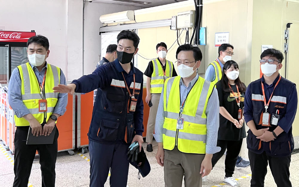 김이배 제주항공 대표(왼족 세 번째)를 포함한 합동안전보건점검 점검팀이 지난 1일 김포국제공항에서 안전보건 사항 준수 여부와 혹서기 준비 상황 등을 점검하고 있다.