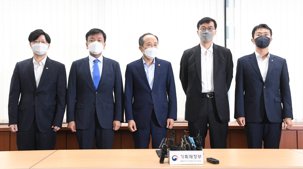 재정·통화·금융당국 수장이 4일 서울 은행회관에서 조찬 간담회를 가졌다. (왼쪽부터) 김소영 금융위 부위원장, 최상목 경제수석, 추경호 부총리, 이창용 한국은행 총재, 이복현 금감원장.(사진=기획재정부 제공)