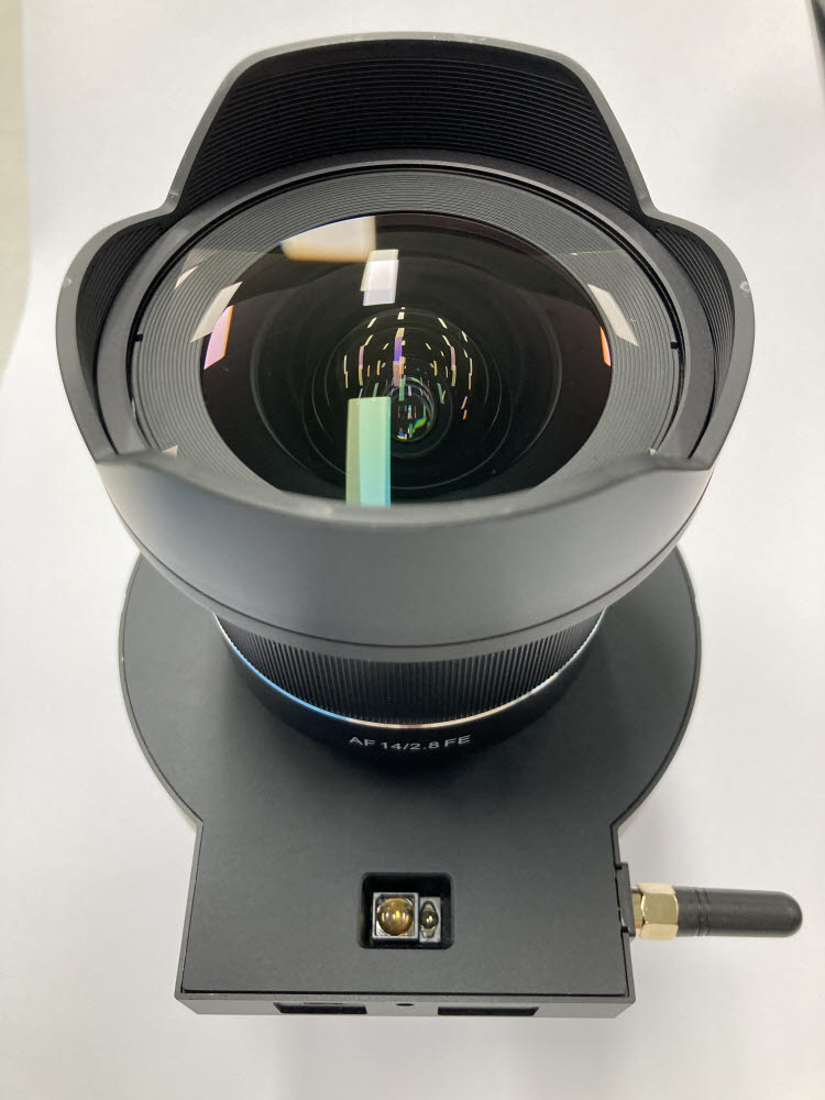 한국광기술원 연구팀이 개발한 머신비전용 자동초점 교환렌즈 제어 모듈 시제품.