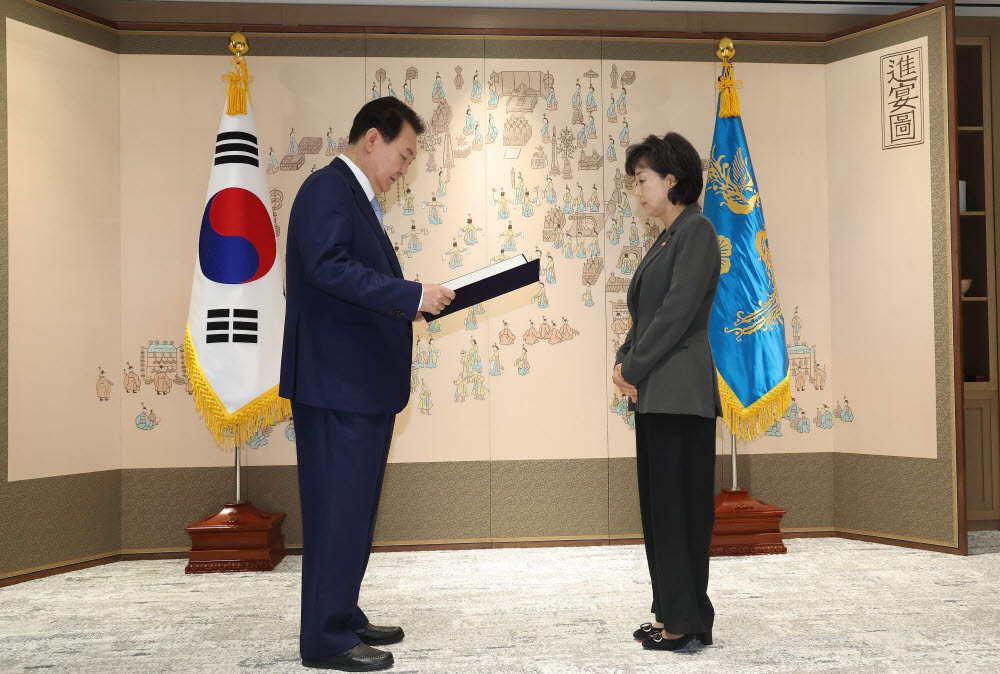 윤석열 대통령이 5일 오전 서울 용산 대통령실 청사에서 박순애 사회부총리 겸 교육부 장관에게 임명장을 수여하고 있다. 연합뉴스