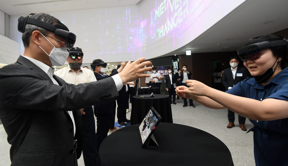 홀로렌즈 속 메타버스 체험하는 이종호 장관