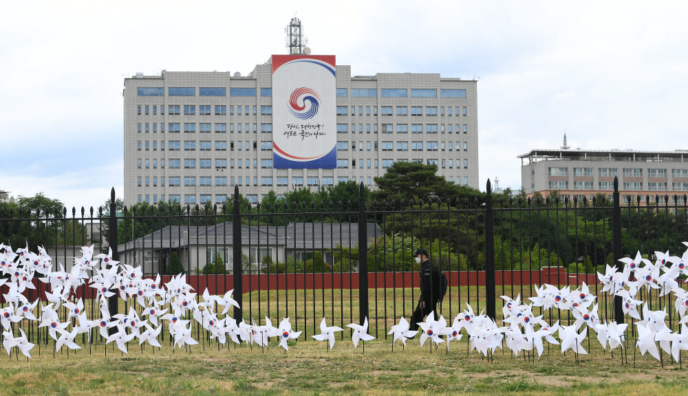 120여 년만에 국민품으로...용산공원 시범 개방 일제강점기 조선군사령부부터 주한미군 용산기지로 활용되며 120여 년만에 문을 여는 용산공원이 10일부터 19일까지 시범 개방된다. 시범 개방 부지는 신용산역에서 시작해 장군숙소와 대통령실 남측 구역을 지나 스포츠필드에 이르는 직선거리 약 1.1km 이다. 매일 5회 예약을 받으며 회차별로 500명, 하루 최대 2,500명이 관람 가능하다. 사진은 대통령실 남측구역 바람개비 동산. 이동근기자 foto@etnews.com