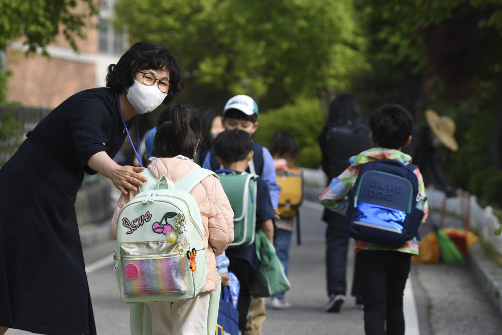 전국 모든 학교에서 정상 등교가 이뤄진 2일 서울 광진구 광장초등학교 학생들이 가림판이 제거된 자리에서 수업을 듣고 있다. 사진공동취재단