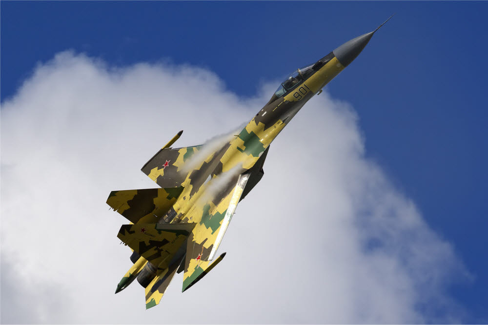 2009년 MAKS에서 비행 중인 Su-35. (출처: Oleg Belyakov)