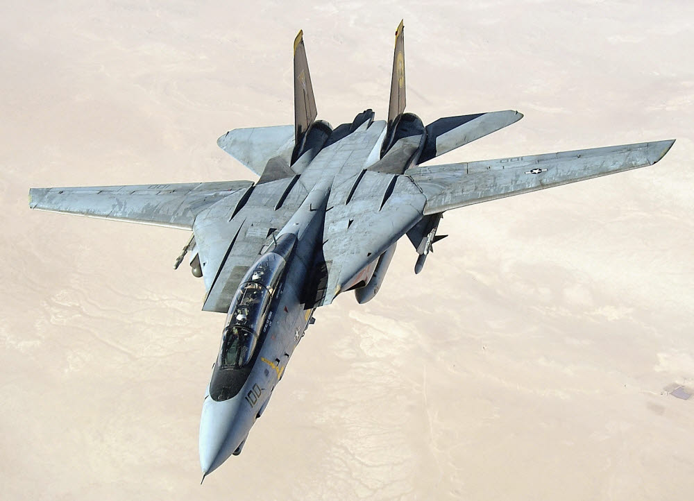 이 분야에서 가장 유명한 가변익기인 F-14D 톰캣. 걸프전에서의 작전 장면이다. (출처: U.S. Navy)