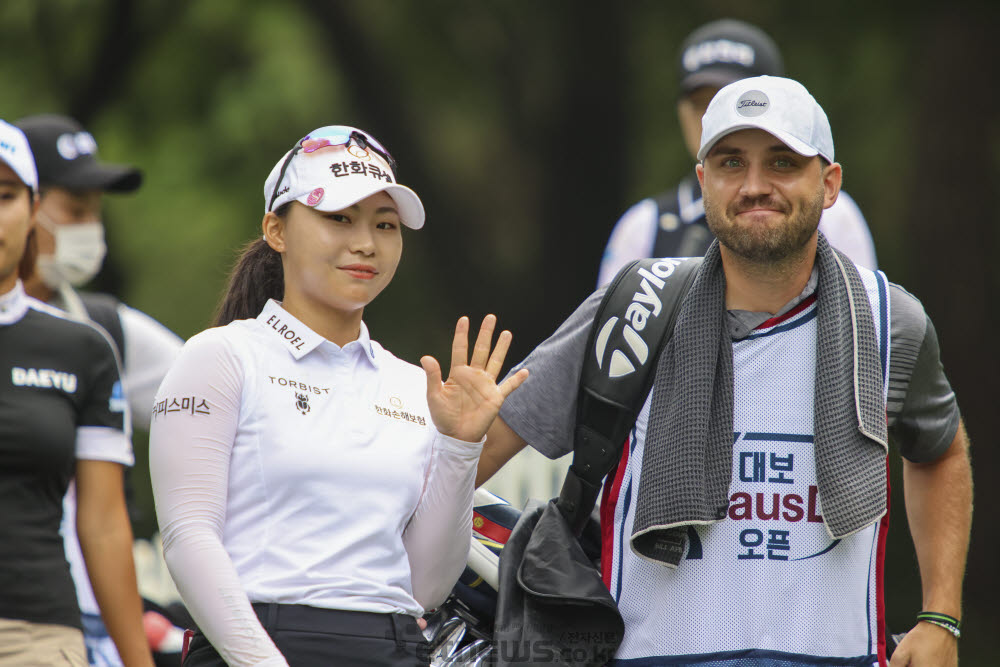 [포토]김지영2, 손 인사로 출발해요