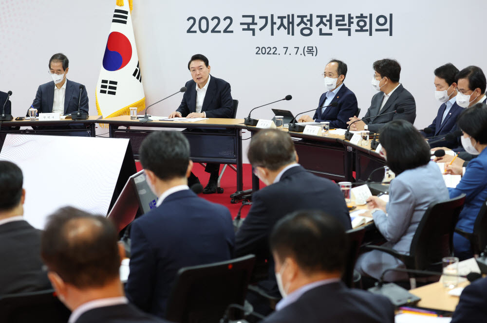 윤석열 대통령이 7일 오전 충북 청주시 충북대학교에서 국가재정전략회의를 주재하고 있다. 연합뉴스