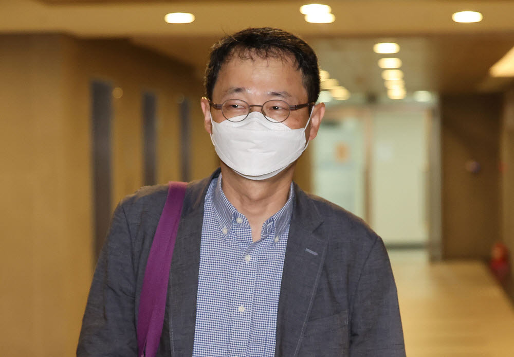 공정위원장 후보자에서 사퇴한 송옥렬 교수가 지난 6일 인사청문회 준비 사무실이 마련된 서울 중구 한국공정거래조정원에 출근하고 있는 모습.(사진=연합뉴스)