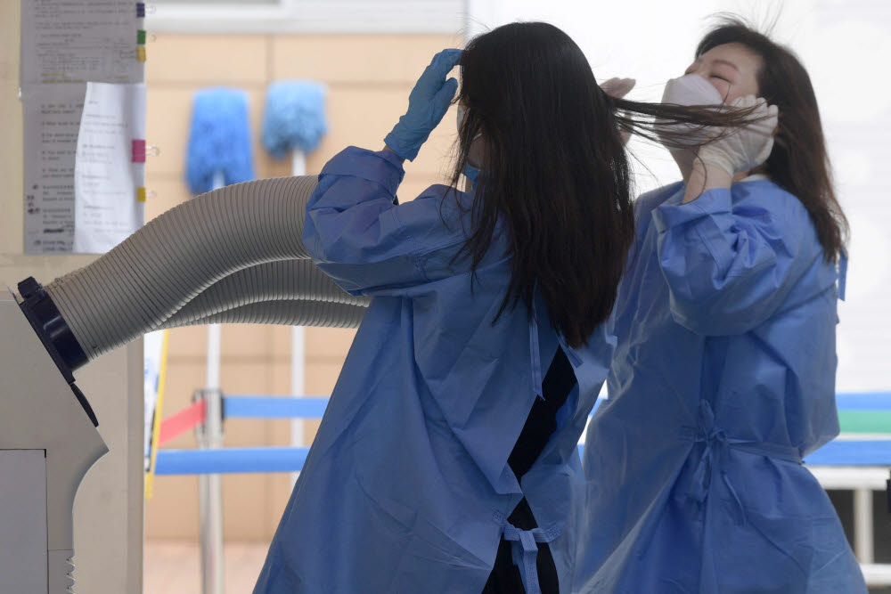 코로나19 재확산 국면...더위와 싸우는 의료진