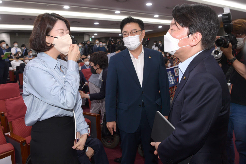 안철수 국민의힘 의원이 토론회에 참석한 배현진 국민의힘 최고위원과 인사하고 있다.