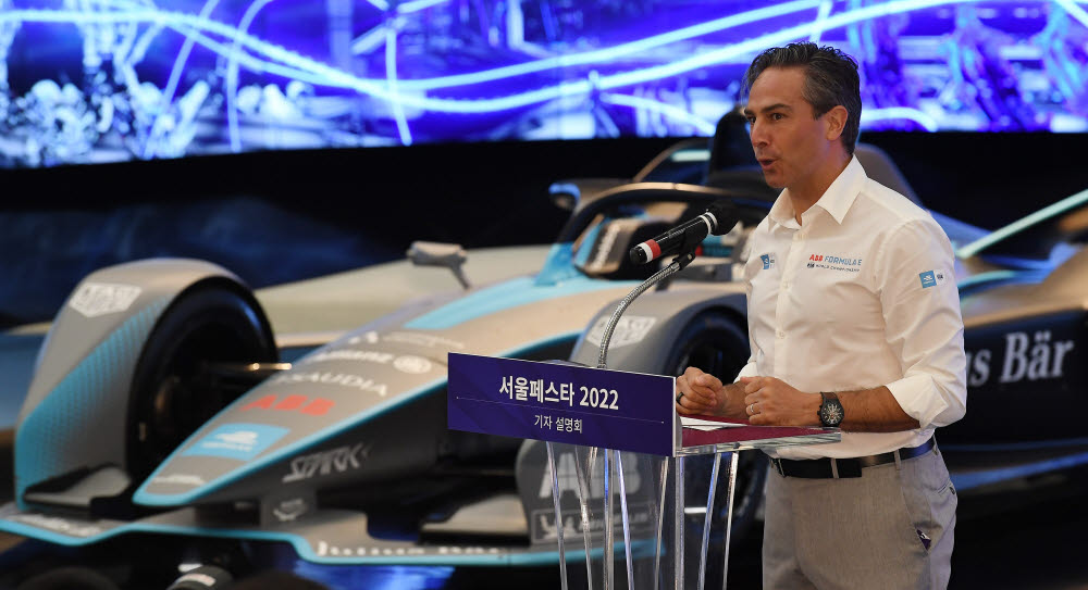 제이미 리글 포뮬러E CEO가 2022 서울 E-PRIX 개최 의의를 발표하고 있다.