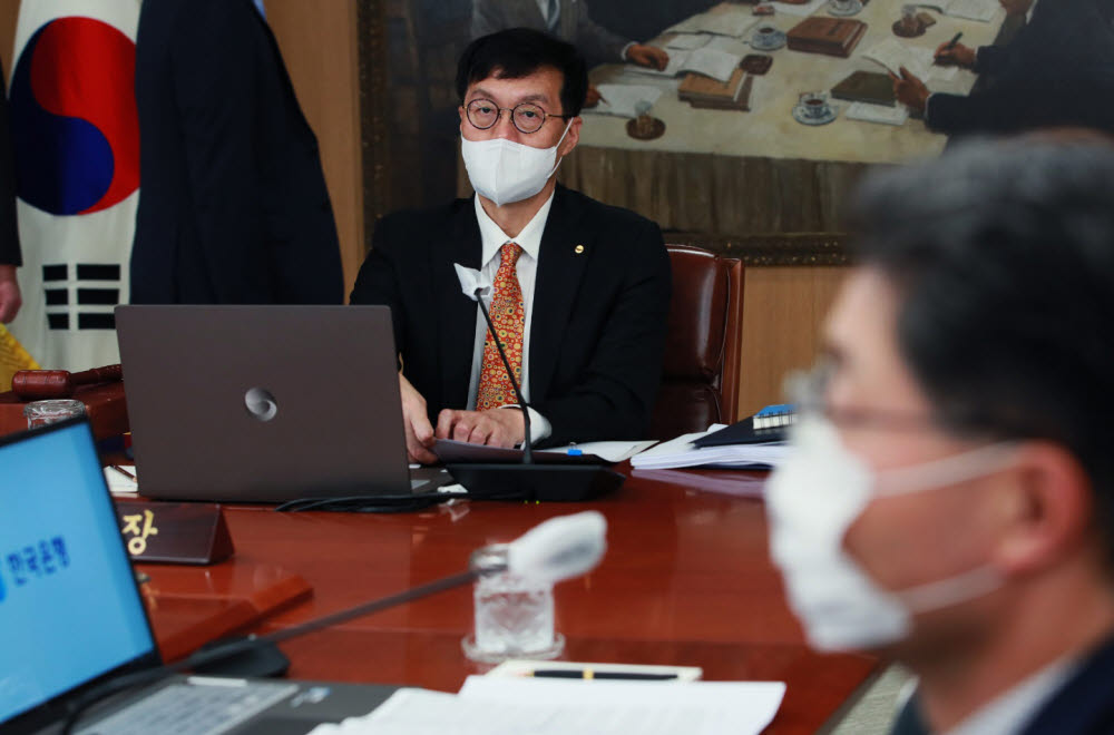 이창용 한국은행 총재가 13일 서울 중구 한국은행에서 열린 금융통화위원회 본회의에 참석하고 있다.