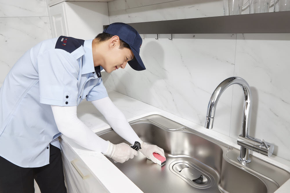 한샘 홈케어전문가가 부엌클린리폼 서비스를 진행하고 있다.