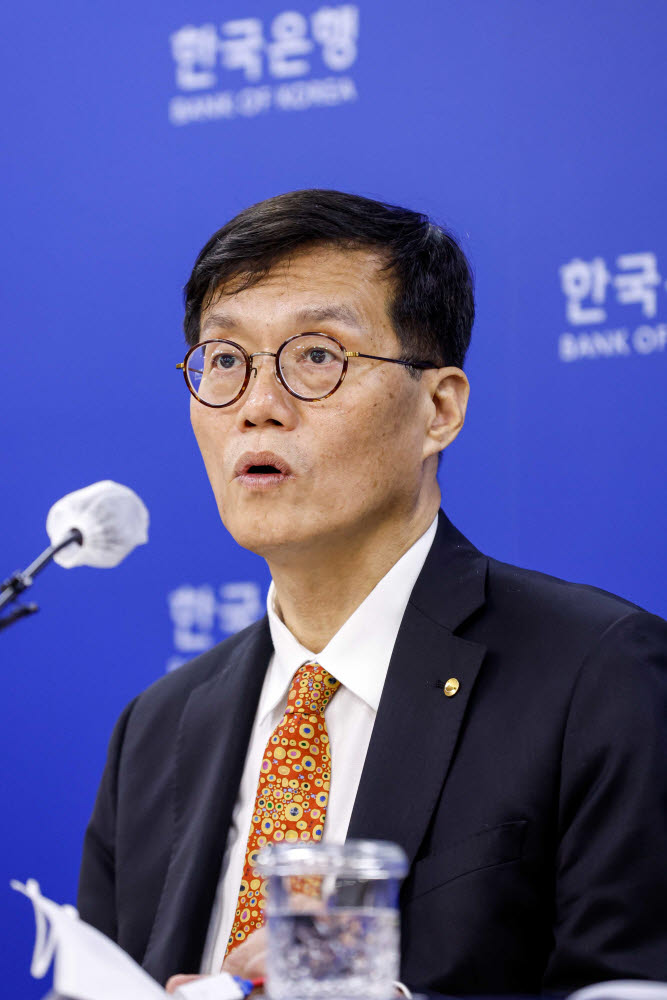 이창용 한국은행 총재가 13일 서울 중구 한은 본관에서 열린 통화정책방향 기자간담회에서 취재진 질문에 답하고 있다.