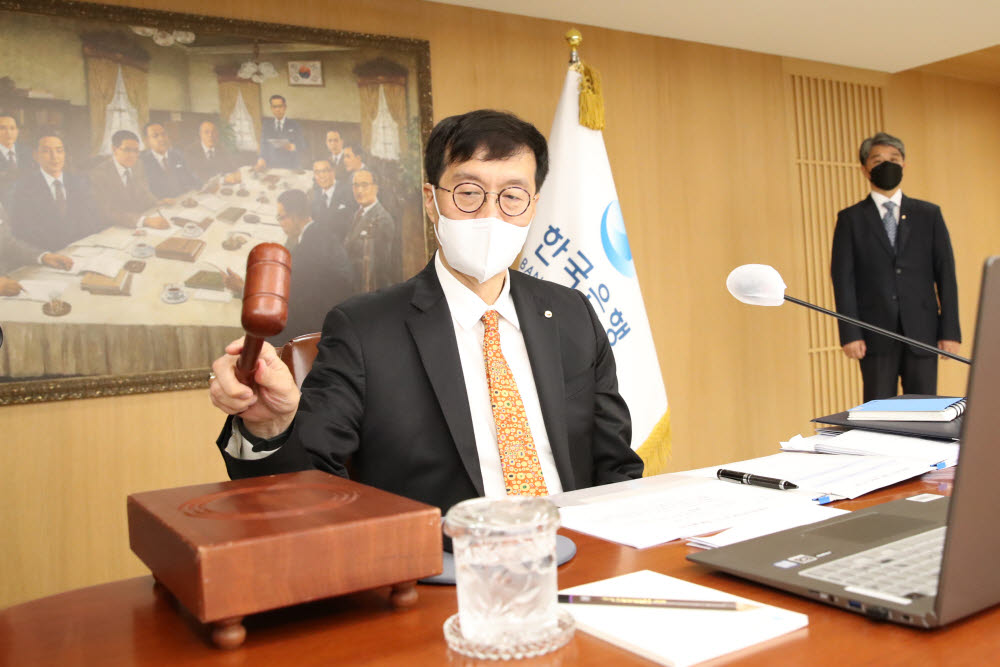 이창용 한국은행 총재가 13일 서울 중구 한은 본관에서 열린 금융통화위원회 회의에서 의사봉을 두드리고 있다.