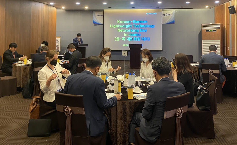 한국탄소산업진흥원과 한국탄소나노산업협회가 13일 전라도 전주 그랜드힐스턴호텔에서 한-독 경량기술 네트워킹 데이를 개최하고 한국-독일 양국 기업 및 협회 간 교류 및 기술매칭 자리를 가졌다.