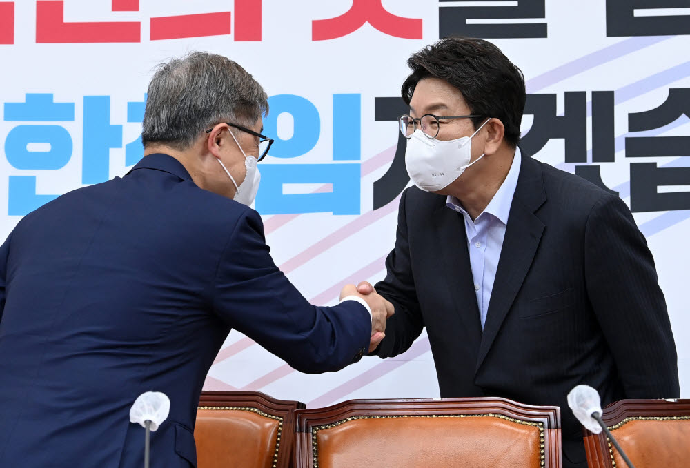 국민의힘 권성동 당대표 직무대행 겸 원내대표(오른쪽)와 최재형 혁신위원장이 12일 서울 여의도 국회에서 열린 혁신위원회 제4차 전체회의에서 인사하고 있다. 연합뉴스