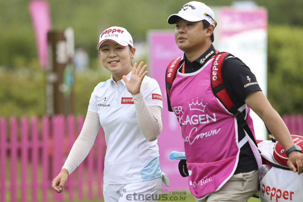 [포토]강예린, 보조개 미소 날리며