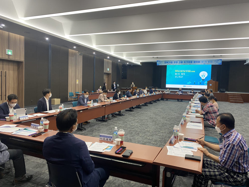 광주상공회의소는 18일 오후 2시 대회의실에서 2022년도 제1차 지역기업 경영·고용 위기대응 협의회를 개최했다.