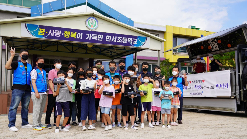 BBQ 찾아가는 치킨릴레이가 비비카와 함께 홍천 한서초등학교를 방문했다