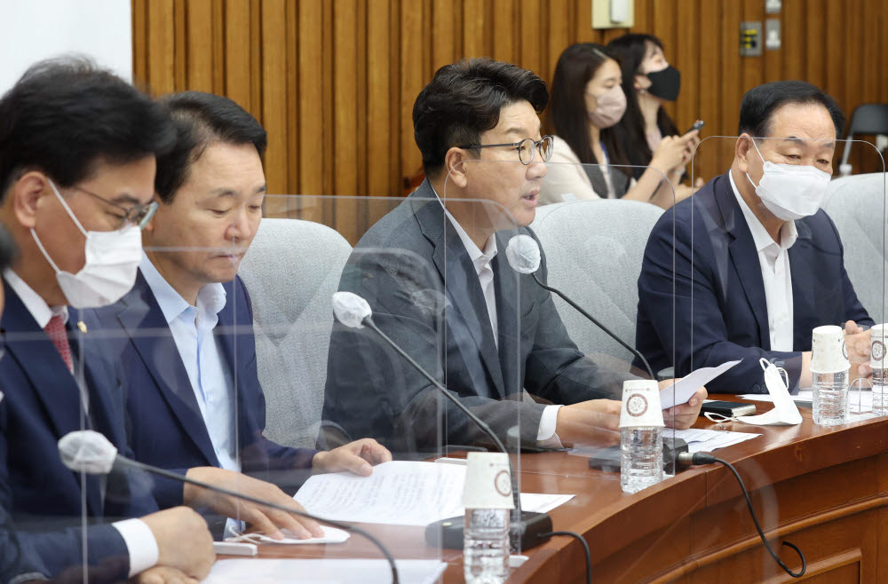 국민의힘 권성동 당대표 직무대행 겸 원내대표가 19일 오전 서울 여의도 국회에서 열린 원내대책회의에서 발언하고 있다. 연합뉴스