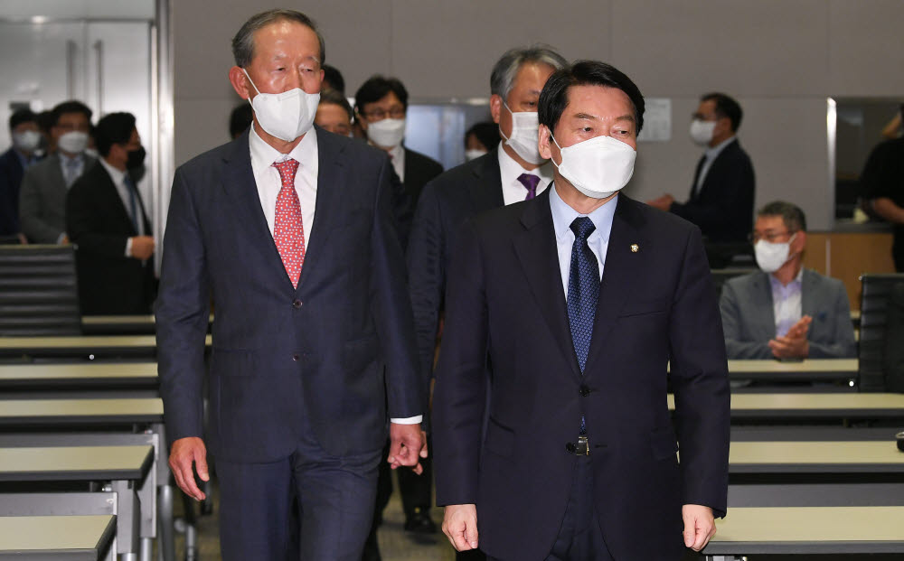 허창수 전경련 회장(왼쪽)과 안철수 국민의힘 의원이 행사장에 들어서고 있다.