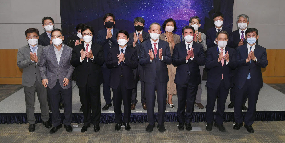 안철수 국민의힘 의원(앞줄 왼쪽에서 네번째부터), 허창수 전경련 회장, 한상만 한국경영학회장 등 참석자들이 기념촬영을 하고 있다. 앞줄 왼쪽부터 반시계방향으로 김태동 인천경기 지회장, 김중화 위원장, 이두희 전 학회장, 안철수 국민의힘 의원, 허창수 전경련 회장, 한상만 한국경영학회장, 조동성 서울대 명예교수, 박영렬 전 학회장, 배상근 전경련 전무, 정대율 울산경남 지회장, 도상호 대구경북 지회장, 정순여 제주 지회장, 정진철 광주전라 지회장, 정동섭 부산 지회장, 변혜영 강원 지회장, 박유식 대전충청 지회장, 김태동 인천경기 지회장.