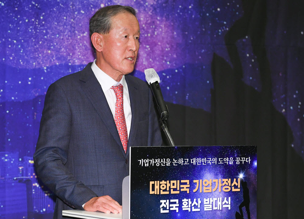 허창수 전경련 회장이 인사말을 하고 있다.