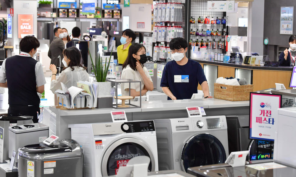 서울 한 대형 가전 유통점에서 고객이 제품을 살펴보고 있다.(자료: 전자신문 DB)