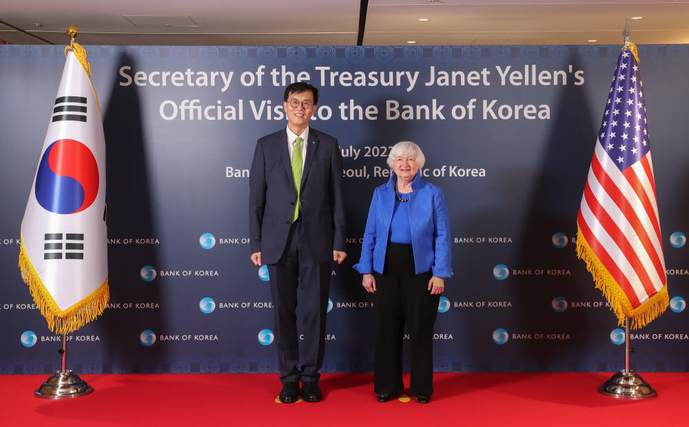 Bank of Korea Governor Lee Chang-yong and U.S. Treasury Secretary Janet Yellen pose for a commemorative photo at the main building of the Bank of Korea in Jung-gu, Seoul on the 19th.