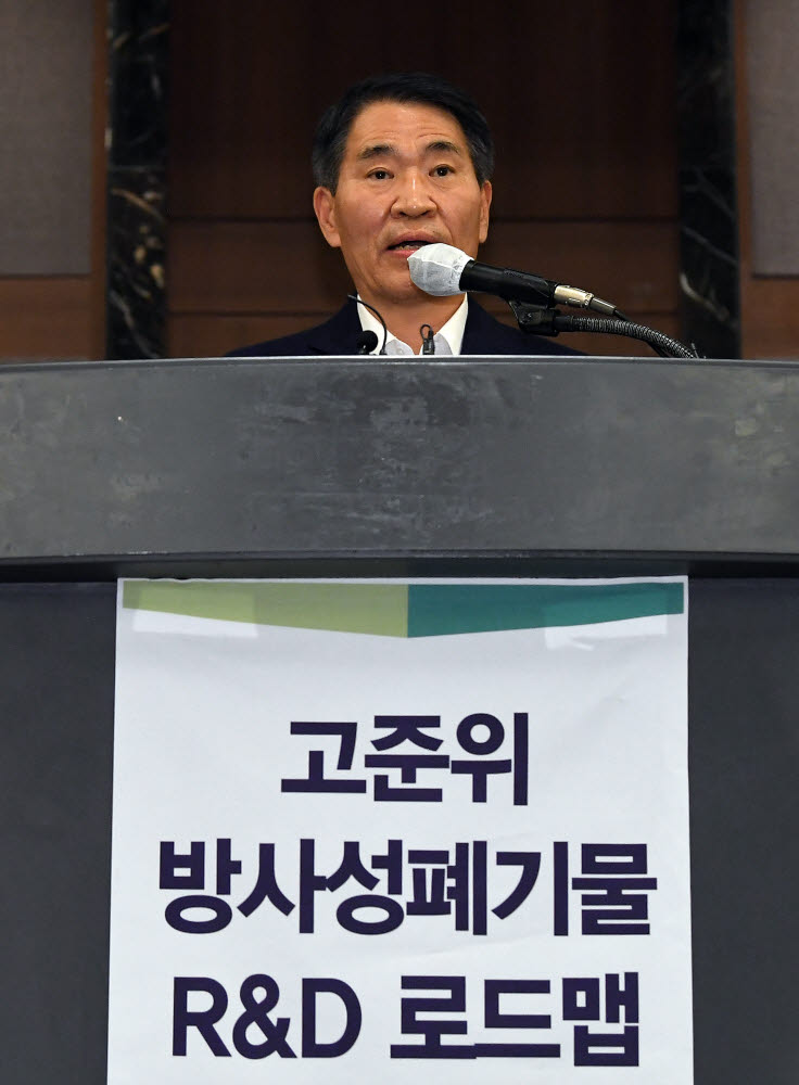 권오경 한국공학한림원 회장이 축사를 하고 있다.