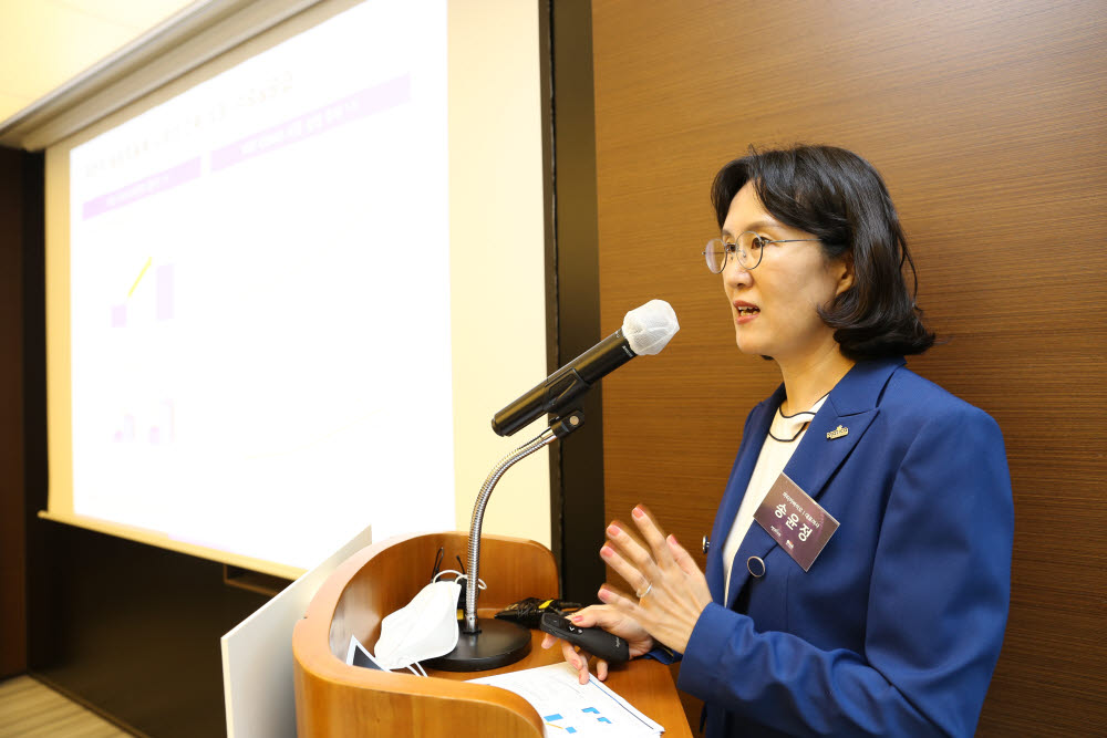 송윤정 마티카 바이오테크놀로지 대표가 21일 판교 차바이오컴플렉스에서 열린 기자간담회에서 세포·유전자치료제 CDMO 사업 계획을 발표하고 있다. (사진=차바이오텍)