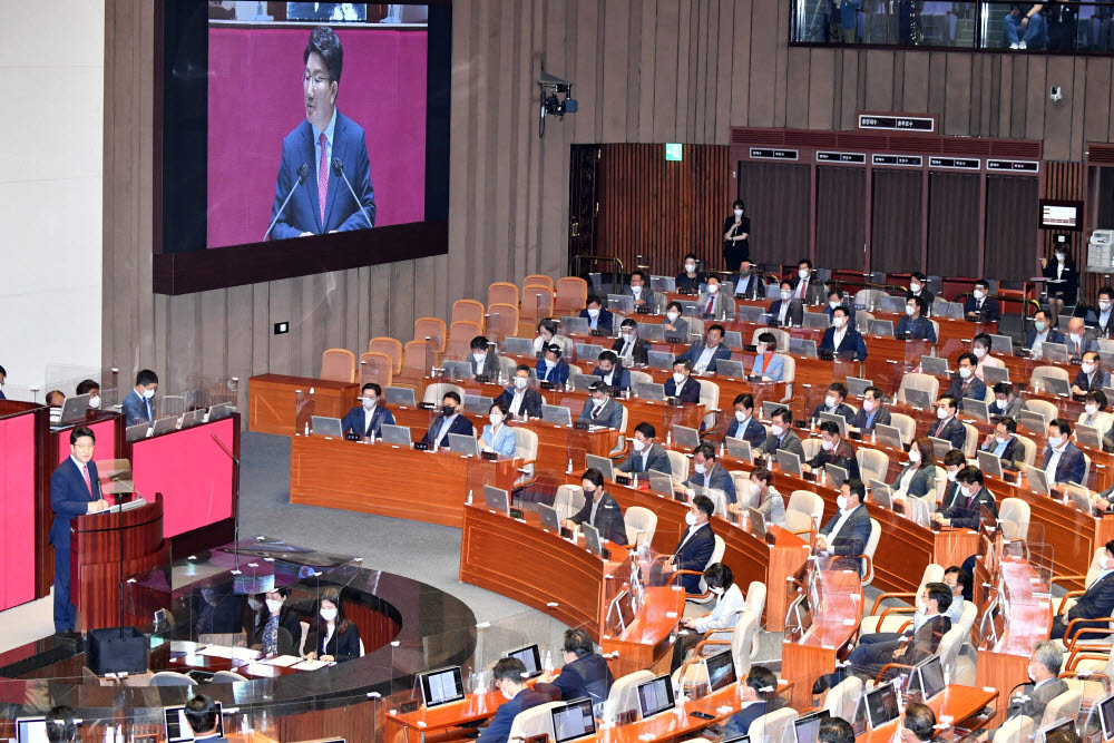 권성동 국민의힘 당대표 직무대행 겸 원내대표가 21일 오전 서울 여의도 국회 본회의장에서 교섭단체 대표연설을 하고 있다. 연합뉴스.