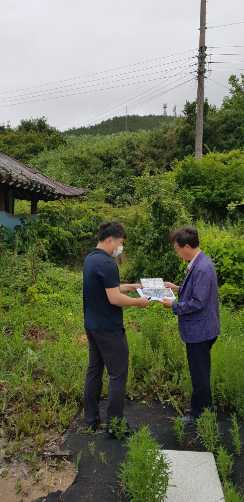 김공진 광주지방조달청장(오른쪽)이 21일 완도군 노화읍 일원 일본인 명의 추정 재산 10여 필지 조사현장을 방문했다.