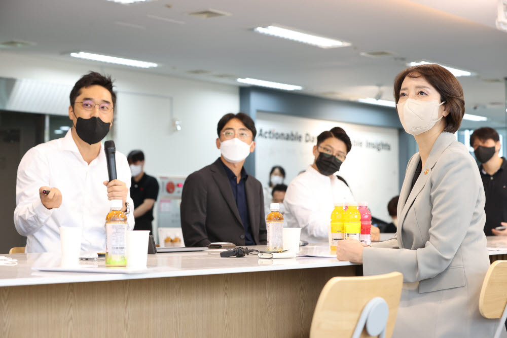 이영 중소벤처기업부 장관(맨 오른쪽)이 21일 서울 마포구에 위치한 신규 유니콘 기업 아이지에이웍스를 방문해 마국성 아이지에이웍스 대표(맨 왼쪽)로부터 기업 소개를 받고 있다.