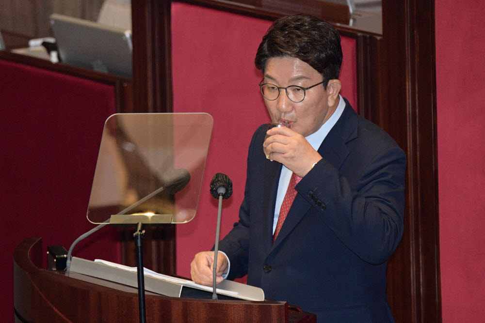 국민의힘 권성동 당 대표 직무대행 겸 원내대표가 21일 오전 서울 여의도 국회 본회의장에서 교섭단체 대표연설을 하며 물을 마시고 있다. 연합뉴스