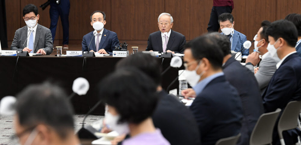 손경식 세제발전심의위원장이 모두발언을 하고 있다.