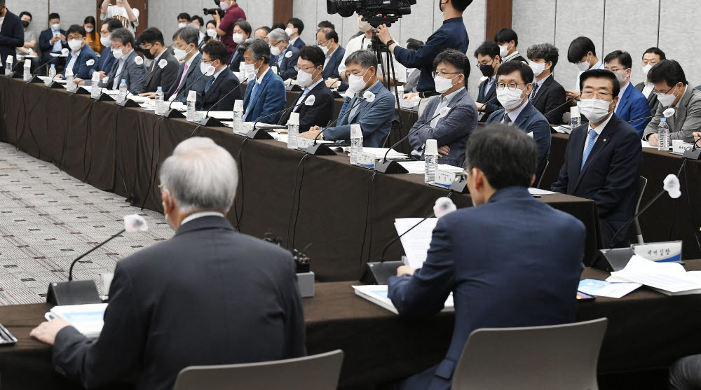 참석자들이 추경호 부총리의 모두발언을 듣고 있다.