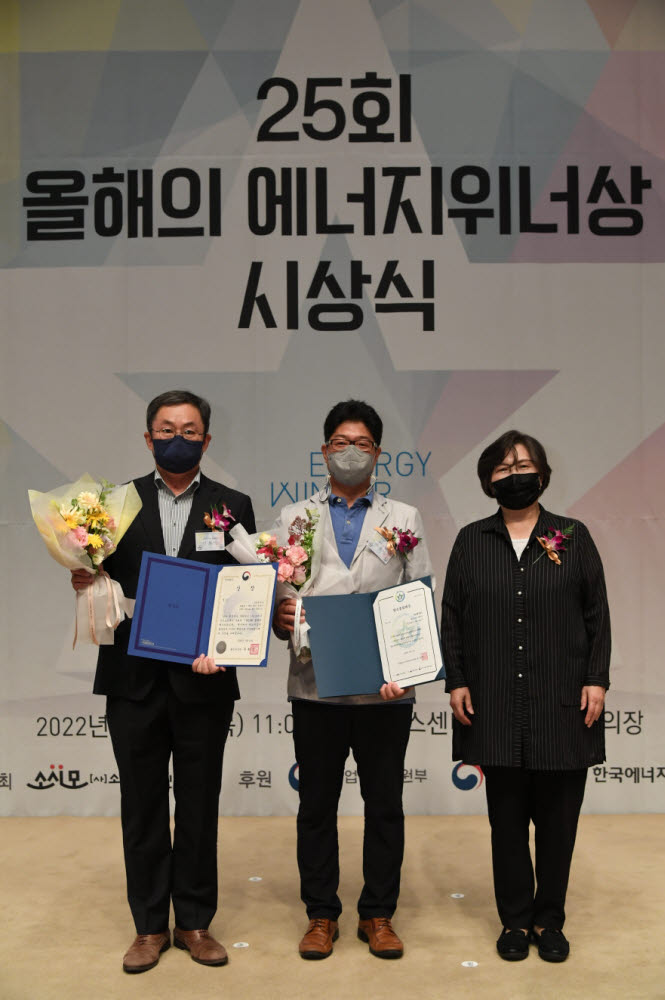 시상식에서 이보형 SK매직 마케팅본부장과 박창숙 SK매직 제품개발팀장, 문미란 소비자시민모임 회장(왼쪽부터)이 기념촬영했다. [자료:SK매직]