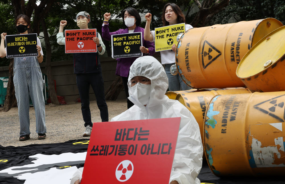 (서울=연합뉴스) 홍해인 기자 = 세계 해양의 날을 맞아 8일 서울 종로구 환경운동연합 마당에서 열린 일본 후쿠시마 방사성 오염수 방류 계획 철회 촉구 기자회견에서 참석자들이 상징의식을 펼치고 있다. 2022.6.8 hihong@yna.co.kr