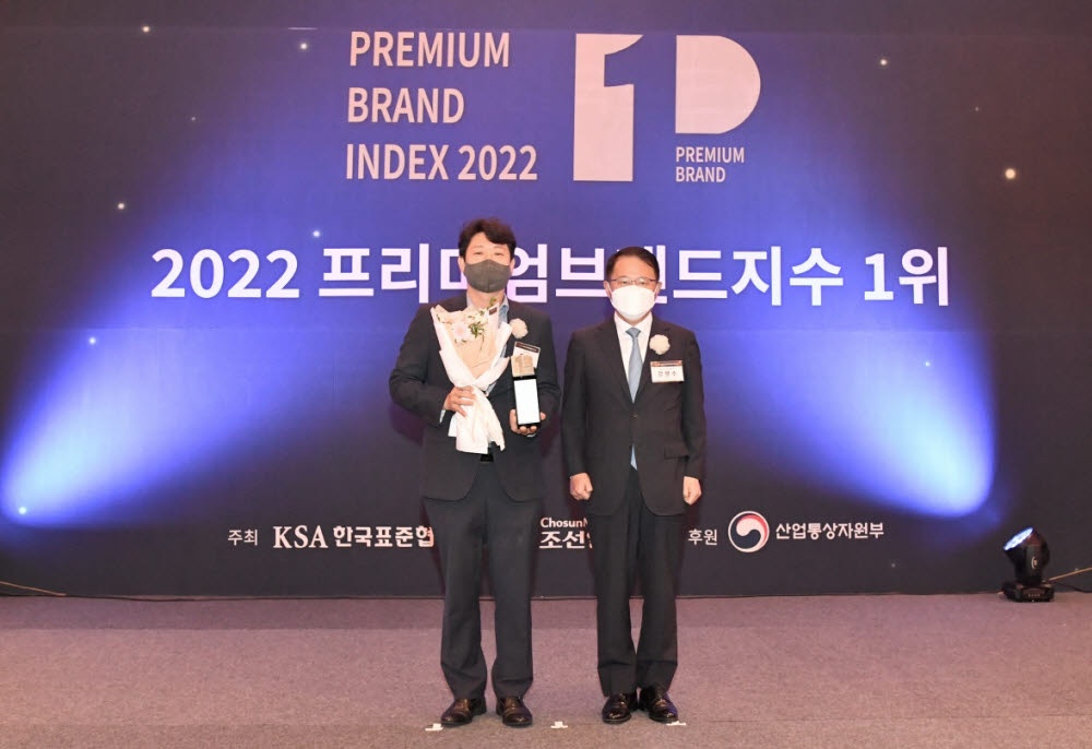 서울시 중구 소공동 롯데호텔에서 열린 2022 프리미엄브브랜드지수(KS-PBI) 인증수여식에서 최재철 SK매직 마케팅운영실장(왼쪽)과 한국표준협회 강명수 회장이 수상 기념촬영을 하고있다.(자료 SK매직)