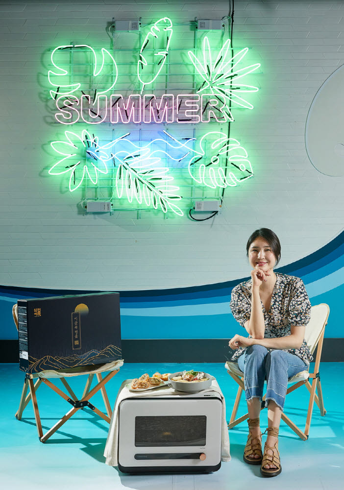 삼성전자 모델이 삼진어묵 부산역광장점에서 비스포크 큐커와 이금복 명품세트를 비롯한 삼진어묵 제품을 소개하고 있는 모습. [자료:삼성전자]